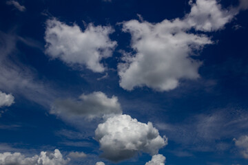 Obraz premium beautiful white clouds in blue sky