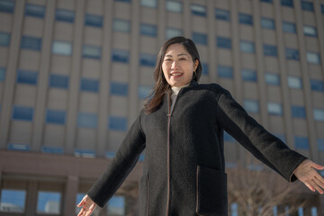 笑顔で手を広げる女性