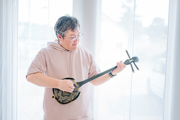三線を持った男性