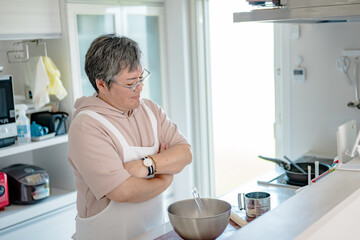 キッチンで悩む男性