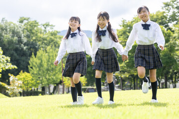 Obraz premium 制服を着て歩く学生 Students walking in uniform