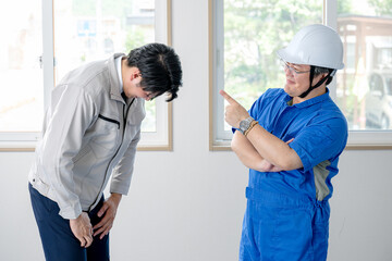 Obraz premium 指差す作業員と頭を下げる作業員