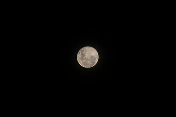 Obraz premium Luna llena en Aries, 18.10.24 a medianoche. Desde mi terraza, en Buenos Aires.