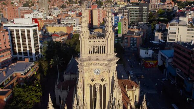 Tarde soleada en la iglesia de Lourdes, ubicada en Bogot&aacute; Colombia.