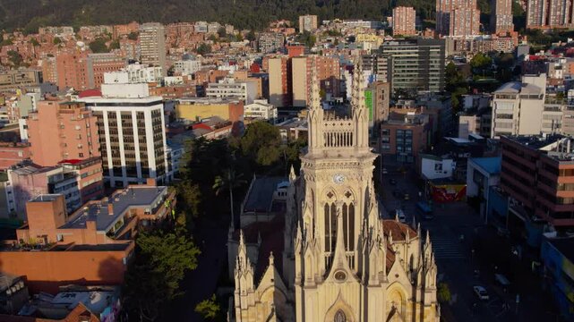 Tarde soleada en la iglesia de Lourdes, ubicada en Bogot&aacute; Colombia.