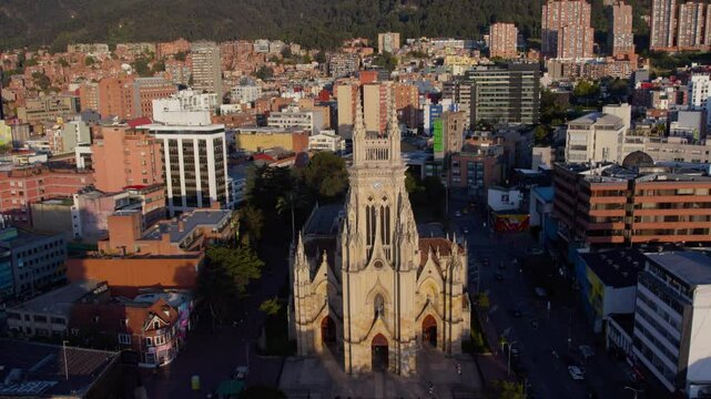 Tarde soleada en la iglesia de Lourdes, ubicada en Bogot&aacute; Colombia.