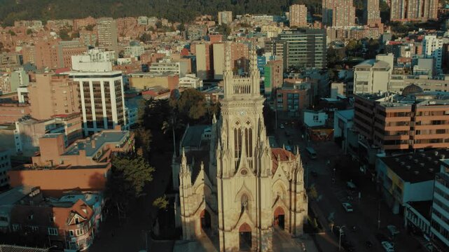 Tarde soleada en la iglesia de Lourdes, ubicada en Bogot&aacute; Colombia.
