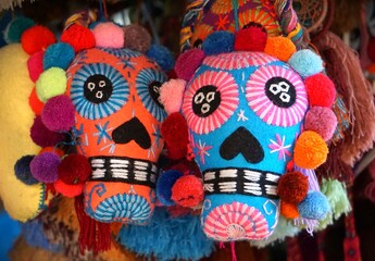 Calaveritas coloridas tradicionales bordadas a mano