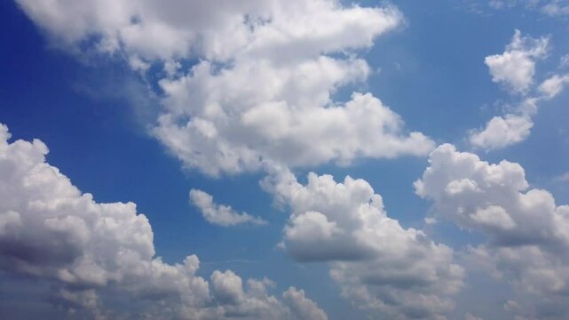 Dramatic cloud movement in time-lapse. White cloud in blu sky. HD