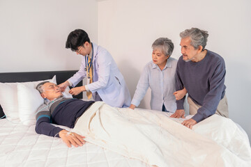 Obraz premium scene of old man suffering from Illness patient lying on bed with IV drip and oxygen,doctor physically examine,senior couple friends giving encouragement beside