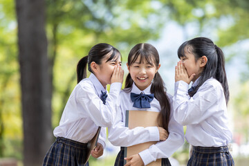 制服を着た笑顔の女子学生