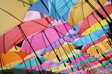 Paraguas Plazoleta de los Z&oacute;calos en Guatap&eacute; Colombia