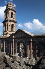 Antigua Iglesia de San Juan Parangaricutiro destruida por el volc&aacute;n Paricut&iacute;n