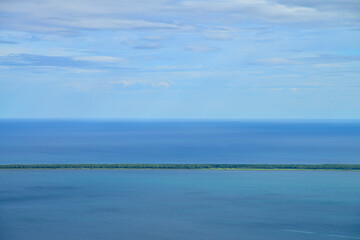 Fototapeta premium Green land separating the coast from the lake, Lake Saroma, Monbetsu, Hokkaido, Japan / 海岸と湖を隔てる緑の土地 サロマ湖 紋別市 北海道 日本