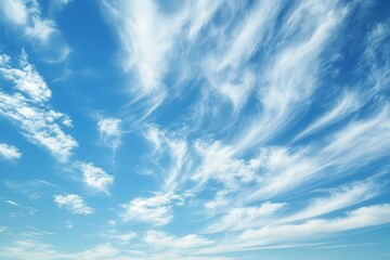 Nubes alargadas por el viento. Buen dia de verano. Cielo soleado. 