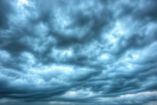 Nubes de tempestad. Mal dia, dia gris. Cielo terror&iacute;fico. 