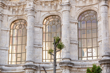 Obraz premium Ortakoy Mosque, or the Buyuk Mecidiye Camii in Besiktas, Istanbul, Turkiye