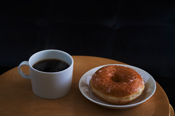 ソファーで寛ぎながら暖かいコーヒーとドーナツ