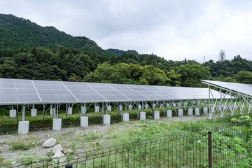 山間の空地に設置されたソーラーパネル