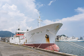 焼津港に停泊しているマグロ延縄漁船