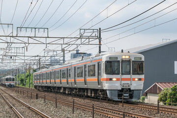 Obraz premium 豊橋市内の東海道線を走る電車