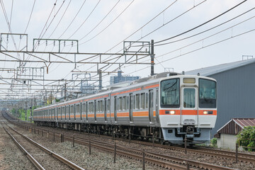 Fototapeta premium 豊橋市内の東海道線を走る電車