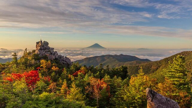 奥秩父山塊天狗峰から紅葉の天狗岩の朝日に輝く天空の剣と朝焼けの富士山Timelapse