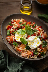 salade de pâtes estivale, tomates, poivron, basilic et mozzarella burrata