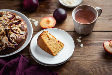 gâteau moelleux fait maison aux prunes et amandes effilées