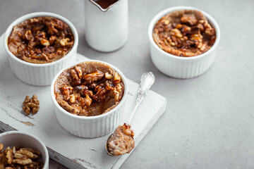 pudding de pain fait maison aux noix et caramel au beurre salé