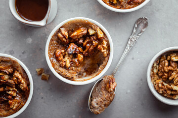 pudding de pain fait maison aux noix et caramel au beurre salé