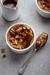 pudding de pain fait maison aux noix et caramel au beurre salé