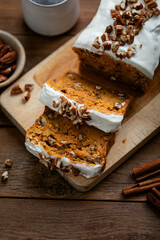 carrot cake aux noix de pécan et cannelle fait maison