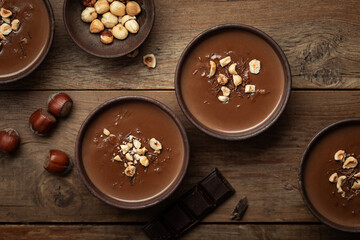 Crème dessert au chocolat et noisette en pot fait maison avec morceaux de noisettes