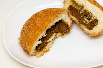 二つに割ったカレーパン