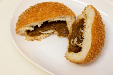 二つに割ったカレーパン