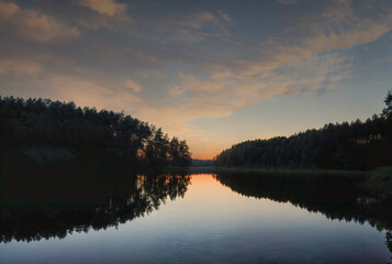 Fototapeta premium Breathtaking Serene Sunset Reflections Gracefully Dancing Over Calm and Peaceful Waters