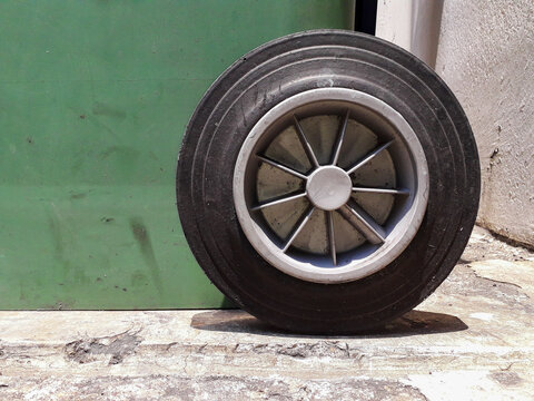 Small wheels on the trash can, these plastic wheels really help make it easier to move the trash to the dump.