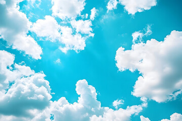 青空と白い雲の爽やかな風景。夏の空の美しさを表現