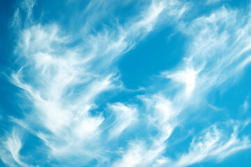 青空と白い雲の爽やかな風景。夏の空の美しさを表現