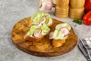Bruschetta with soft cheese and cucumber