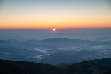 長野県と群馬県の県境の絶景　渋峠の朝