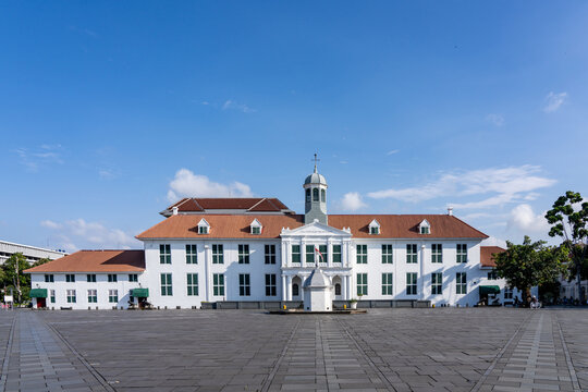 Jakarta History Museum, which began life as the colonial Stadhuis (City Hall) of Batavia, in the Old Town (Kota Tua). Says "Governor's Office" in Dutch.