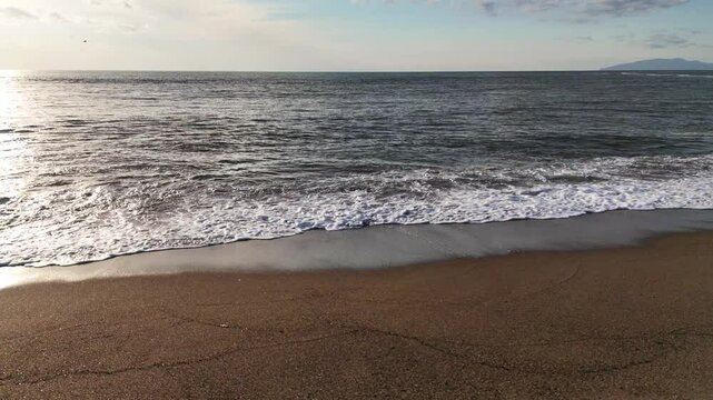 海の波　砂浜　夕日　海岸　イメージ