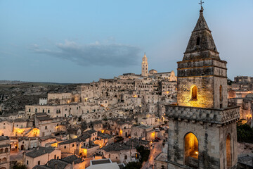 Matera ist eine Stadt auf einer felsigen Landzunge in der Region Basilicata im Süden Italiens.

