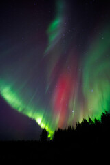 Aurora Boreal con tonos de rojo, vede y morado