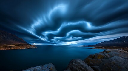 Naklejka premium A breathtaking view of a dramatic cloudy sky over a serene ocean landscape, capturing the essence of tranquility and natural beauty. Perfect for nature enthusiasts.