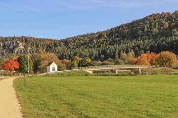 Obraz premium Herbstliches Altmühltal; Radweg an der Altmühlbrücke in Arnsberg