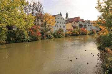 Fototapeta premium Herbstliches Altmühltal; Altmühlufer in Eichstätt
