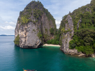 Obraz premium A serene view of rocky cliffs and turquoise waters on a clear day.